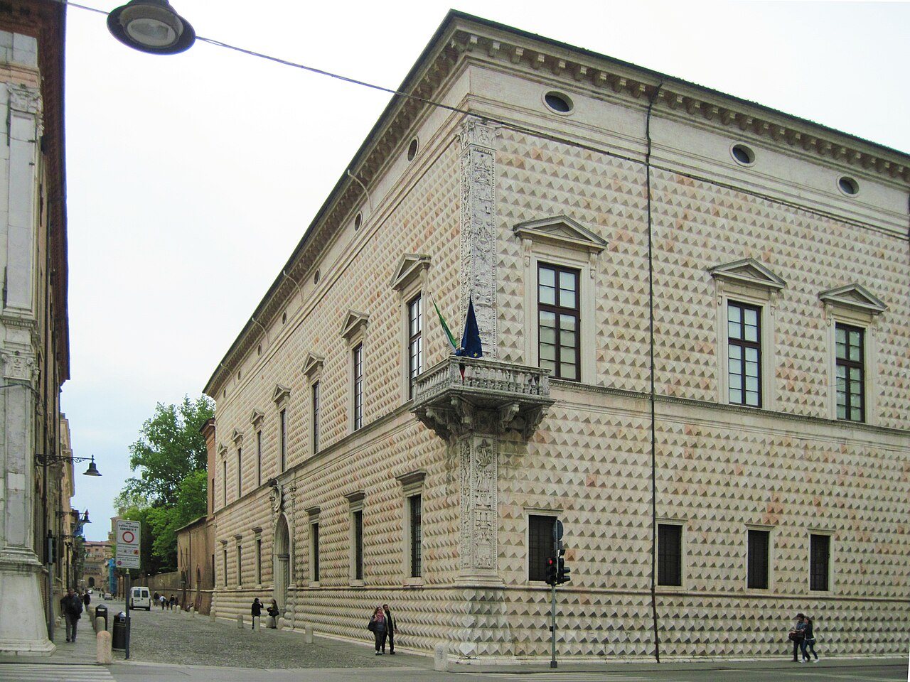 Palazzo dei Diamanti gyémántmintás homlokzata Ferrarában