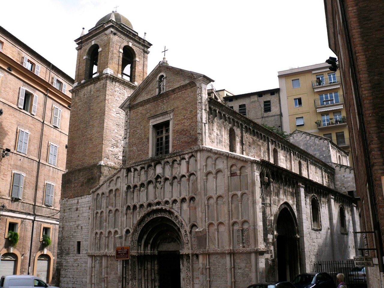 Santa Maria della Piazza, Ancona román homlokzata